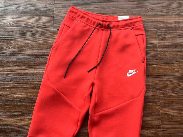 Conjunto Nike Tech Fleece Vermelho/Preto