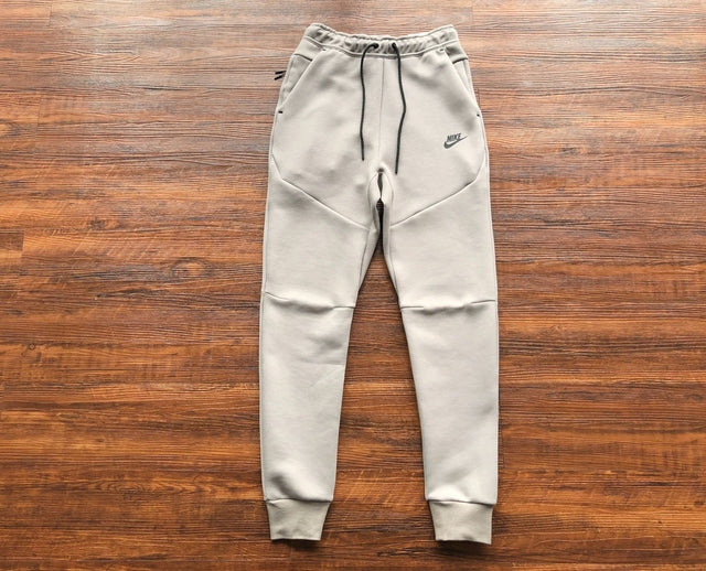 Conjunto Nike Tech Fleece Beige