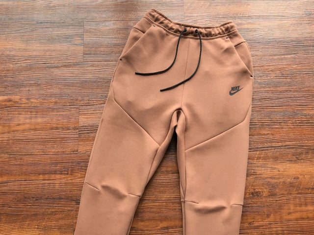 Conjunto Nike Tech Fleece Marrom