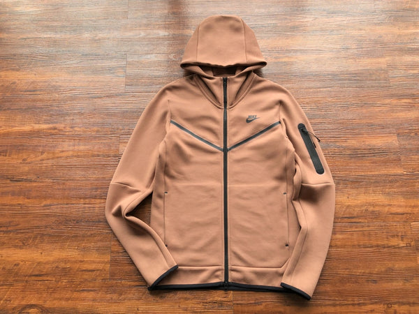 Conjunto Nike Tech Fleece Marrom