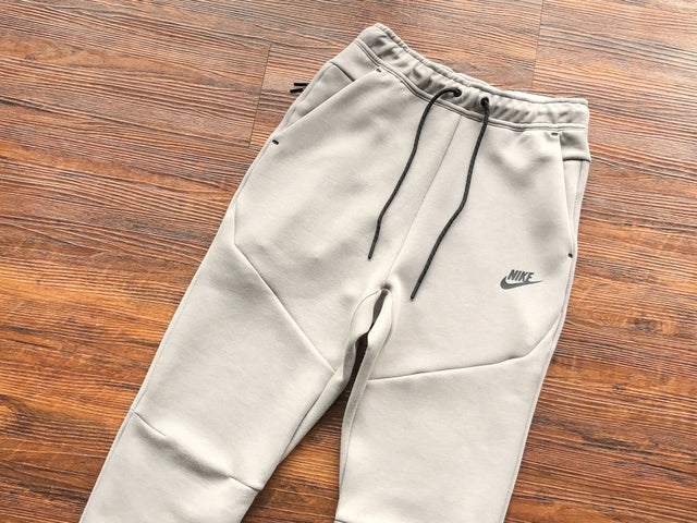 Conjunto Nike Tech Fleece Beige