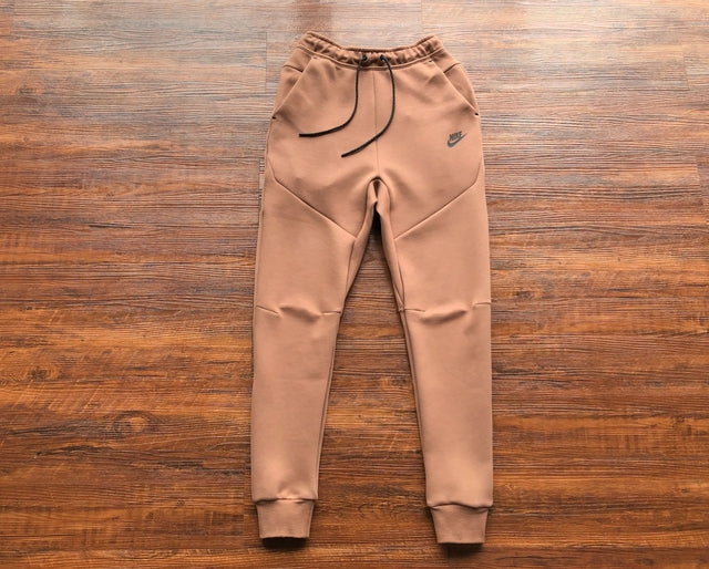 Conjunto Nike Tech Fleece Marrom